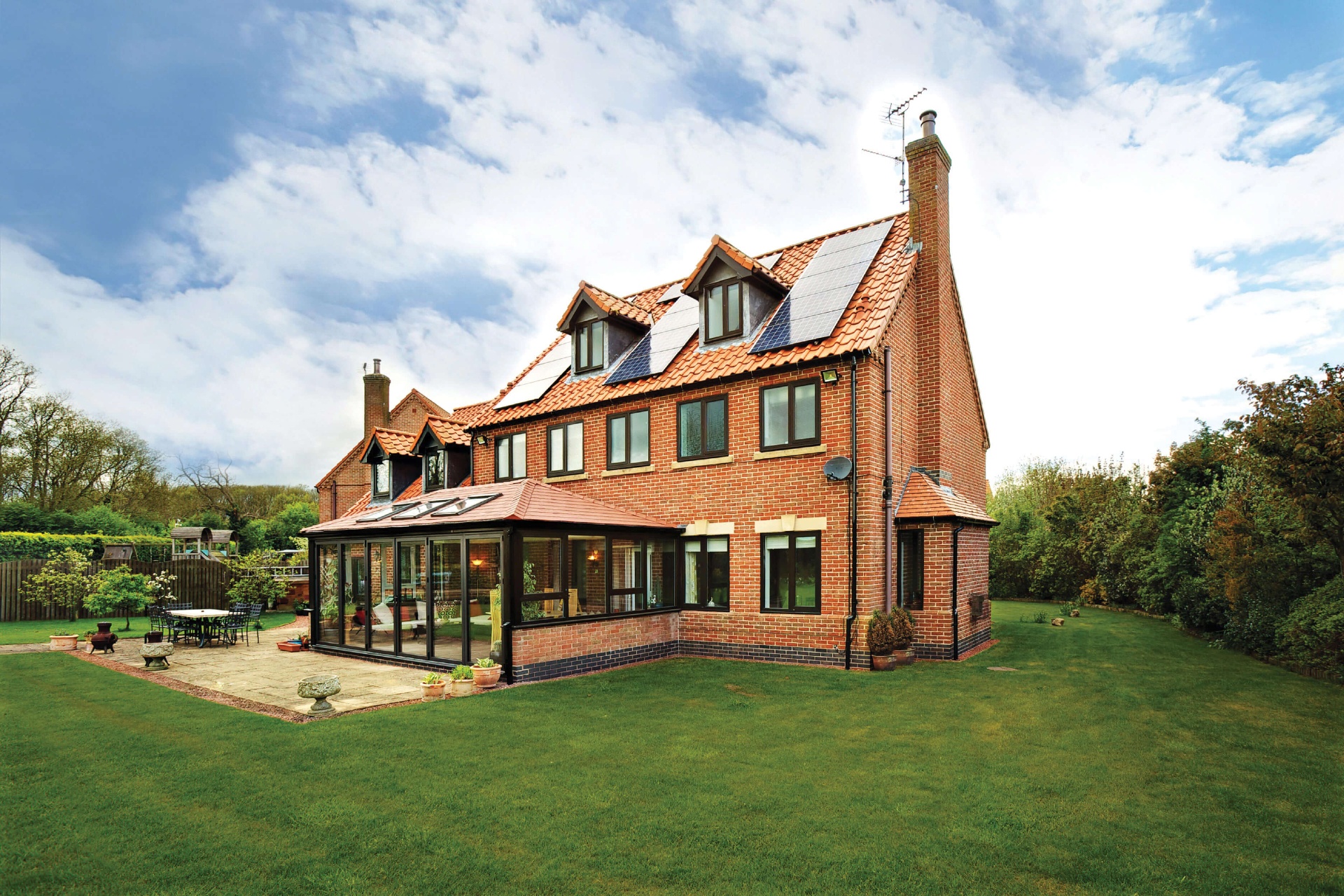 Detached home with PVC-u windows and warm roof conservatory